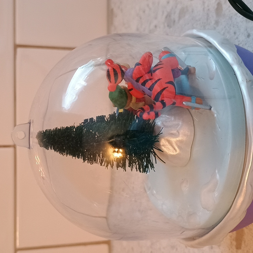 1996 Hallmark Keepsake Magic Disney Ornament "Slippery Day" - Picture 5 of 10